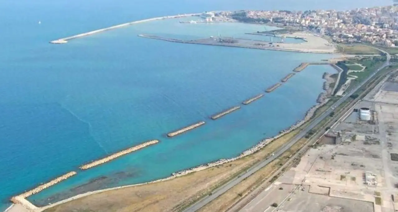 Bonifica di Crotone, i rifiuti in Svezia per il primo anno di scavi ma Eni chiede di smaltirli in Calabria dal 2026\n