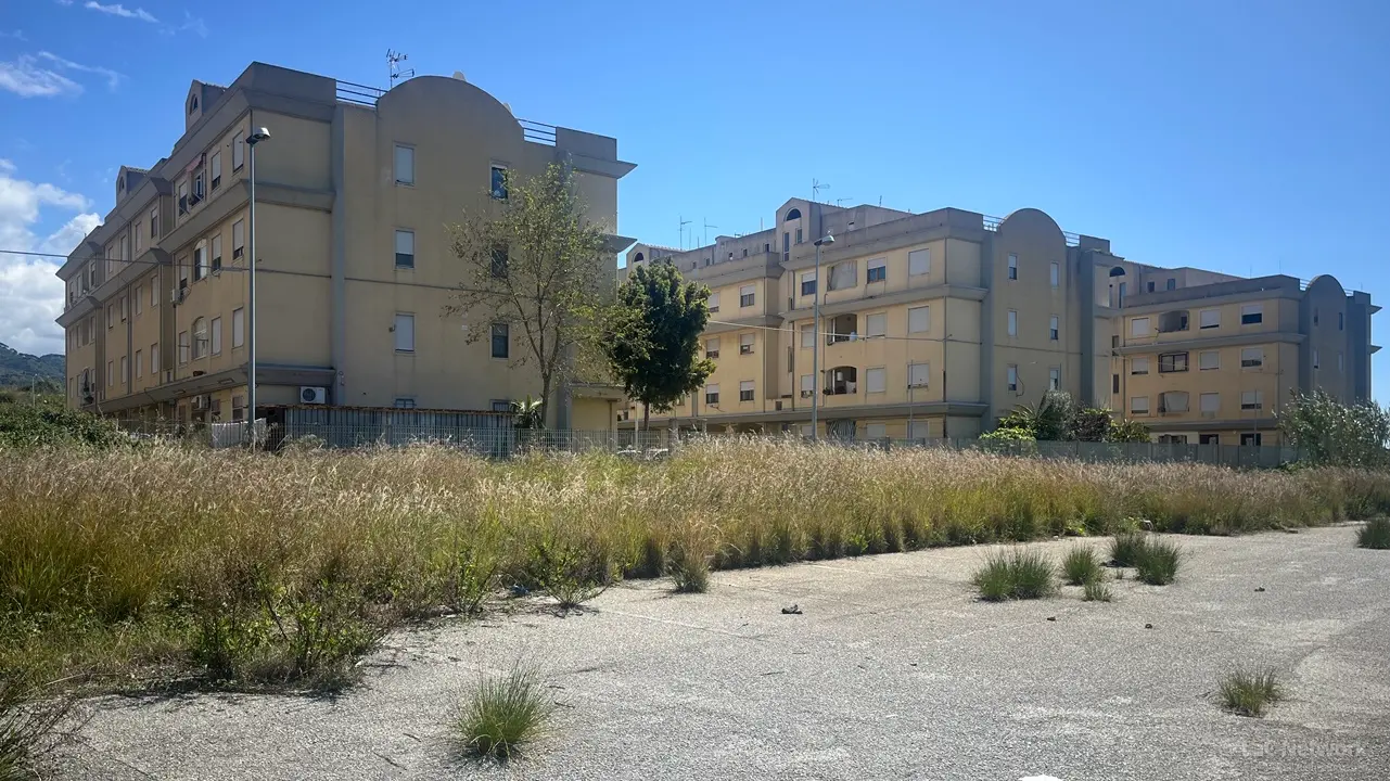 <p>Il comparto 6 ad Arghill&agrave; nord, periferia di Reggio Calabria</p>\\n