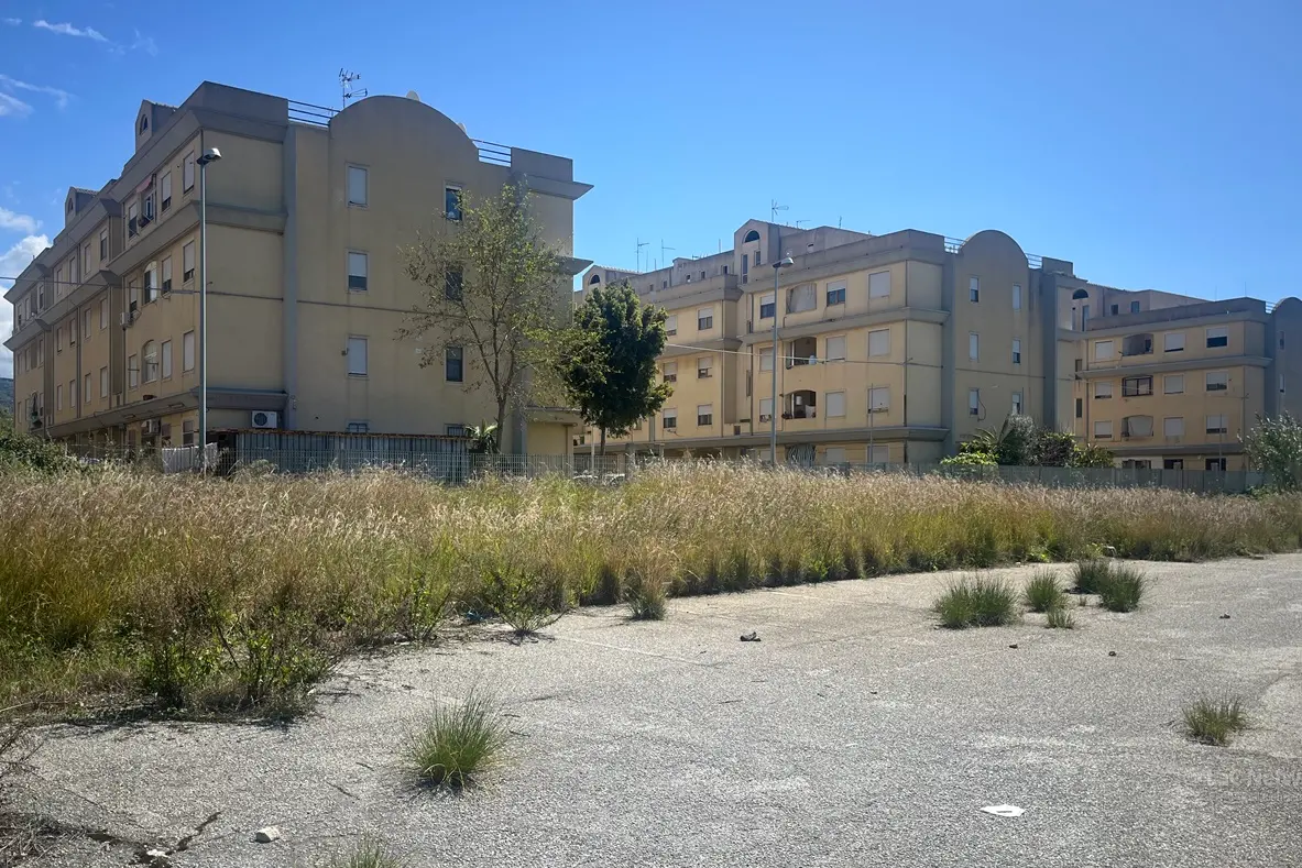 <p>Il comparto 6 ad Arghill&agrave; nord, periferia di Reggio Calabria</p>\\n