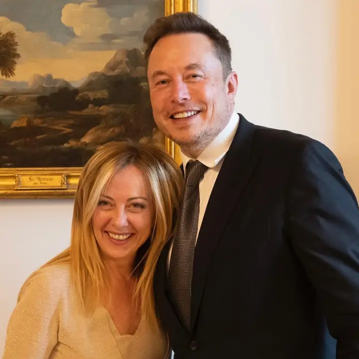 Meloni e Musk: dal corteggiamento politico alla delusione silenziosa, un’alleanza mai sbocciata\n