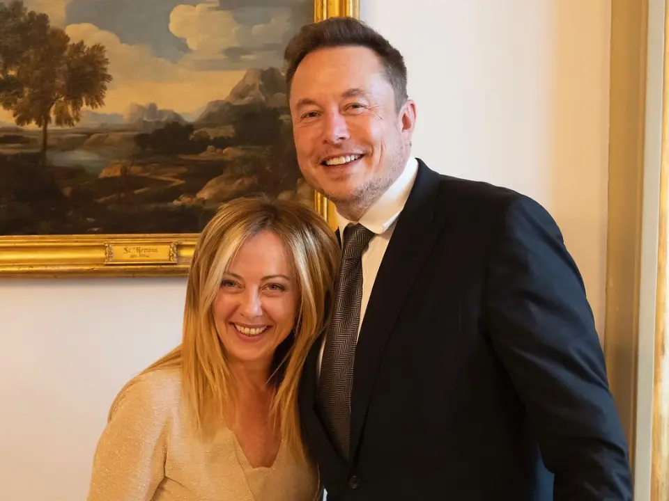 Meloni e Musk: dal corteggiamento politico alla delusione silenziosa, un’alleanza mai sbocciata
