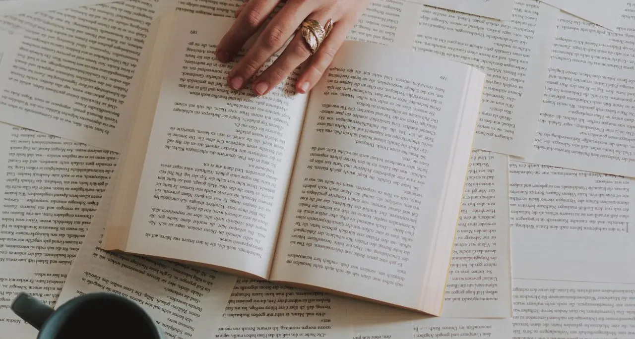 Il peso delle parole: in un tempo di vuoto comunicativo riscoprirne il valore è un atto rivoluzionario\n
