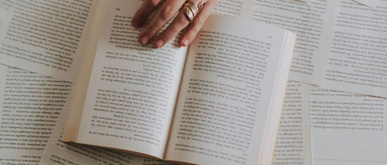 Il peso delle parole: in un tempo di vuoto comunicativo riscoprirne il valore è un atto rivoluzionario\n