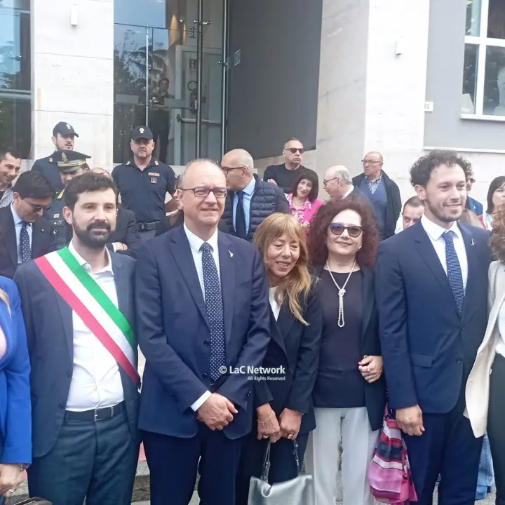 Il ministro Valditara in Calabria: «Terra dalle enormi potenzialità». Poi ricorda le ragazze abusate dal branco: «Lo Stato è con voi»\n