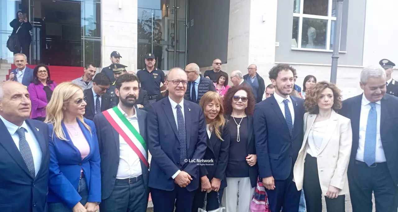 Il ministro Valditara in Calabria: «Terra dalle enormi potenzialità». Poi ricorda le ragazze abusate dal branco: «Lo Stato è con voi»\n