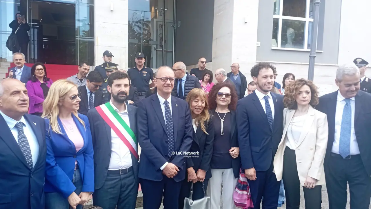 Il ministro Valditara in Calabria: «Terra dalle enormi potenzialità». Poi ricorda le ragazze abusate dal branco: «Lo Stato è con voi»\n