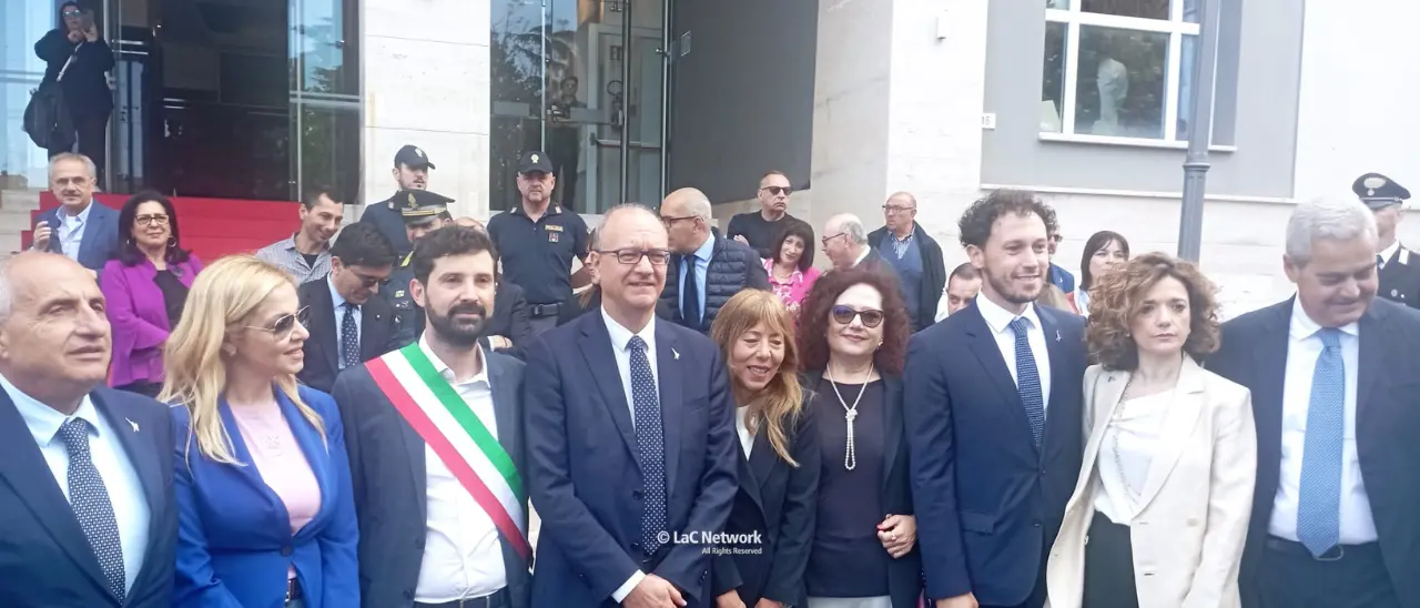 Il ministro Valditara in Calabria: «Terra dalle enormi potenzialità». Poi ricorda le ragazze abusate dal branco: «Lo Stato è con voi»\n