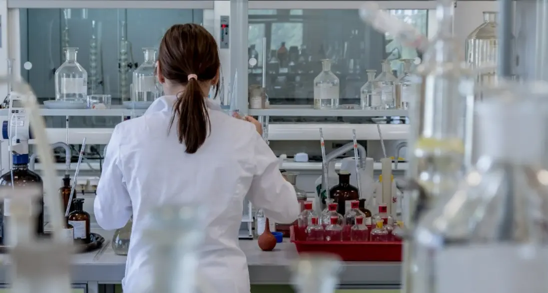 Fuga di cervelli dagli Stati Uniti verso Europa e Canada: il 75% degli scienziati pronto a emigrare