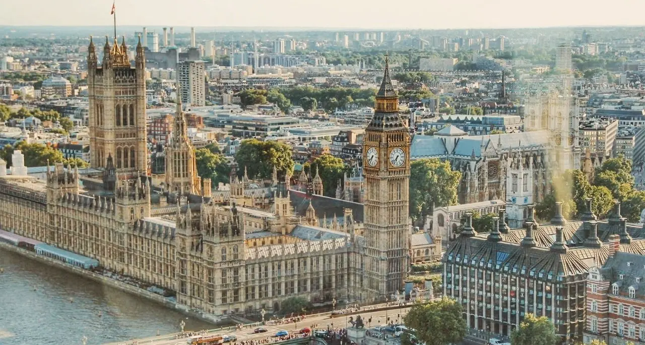 Otto anni dopo la Brexit: Londra guarda di nuovo\u00A0all'Europa? Regno Unito\u00A0tra ripensamenti e scenari futuri\n