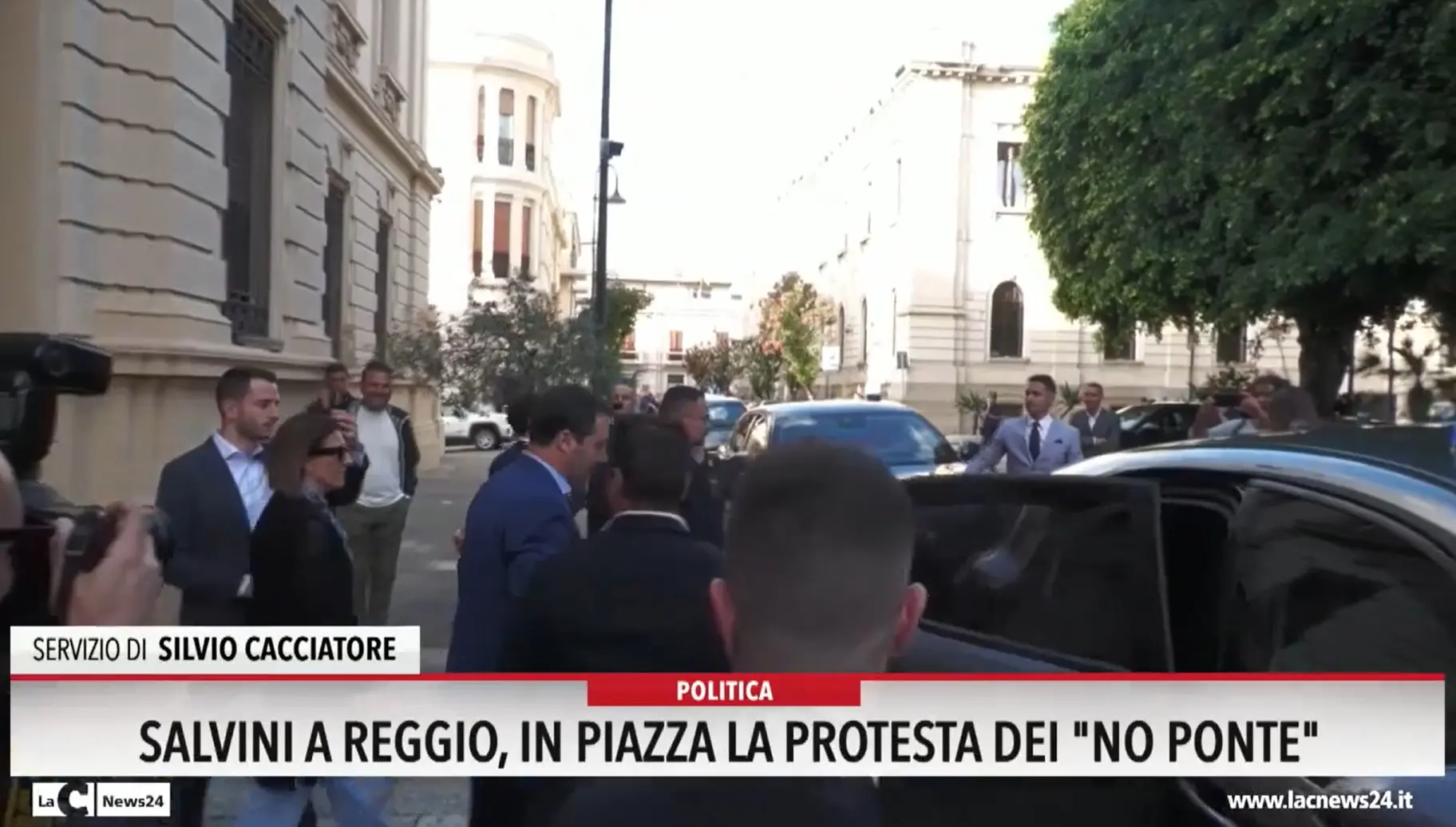 Salvini a Reggio mentre in piazza va in scena la protesta dei No ponte
