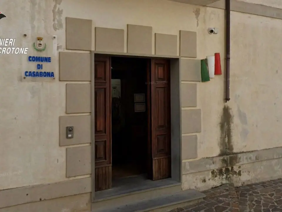 Casabona sciolto per mafia tra appalti opachi e favori al clan: «Comune piegato alla volontà della ’ndrangheta»