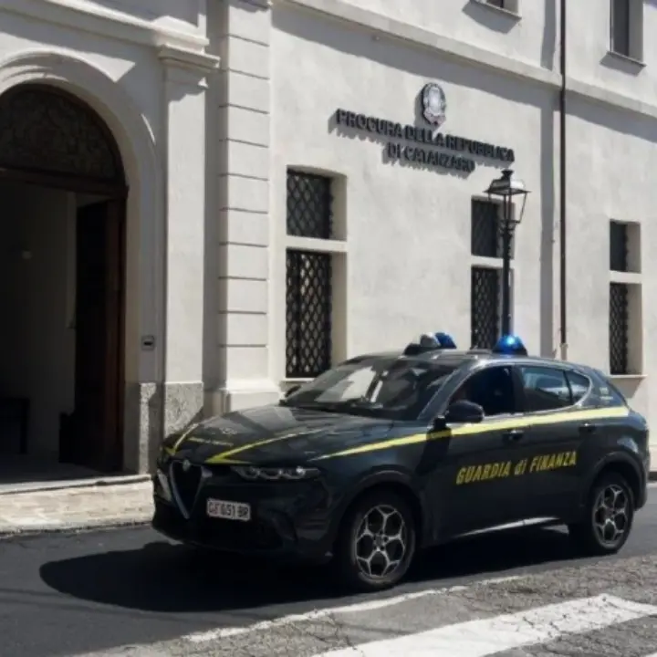 Truffa agli investitori nel Catanzarese, i due falsi broker non rispondono al gip