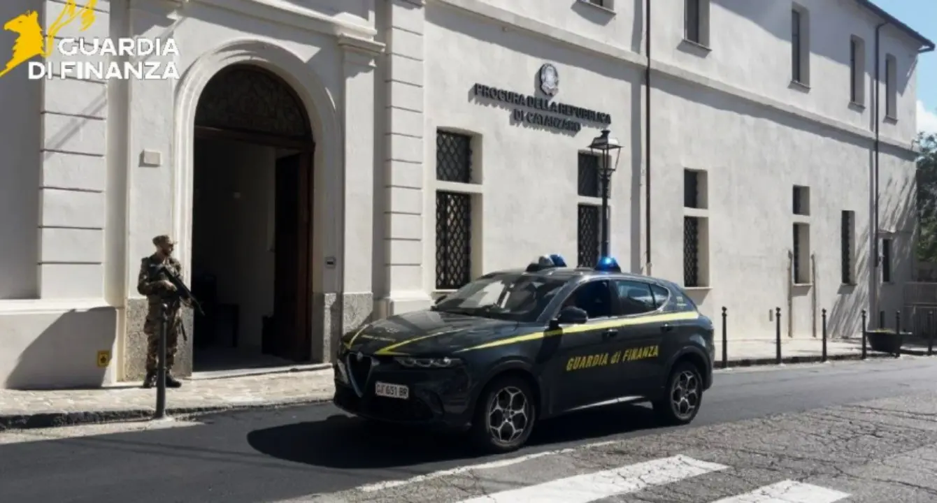 Truffa agli investitori nel Catanzarese, i due falsi broker non rispondono al gip