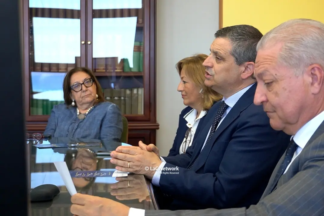 <p>Un momento della conferenza al tribunale di Paola</p>\\n