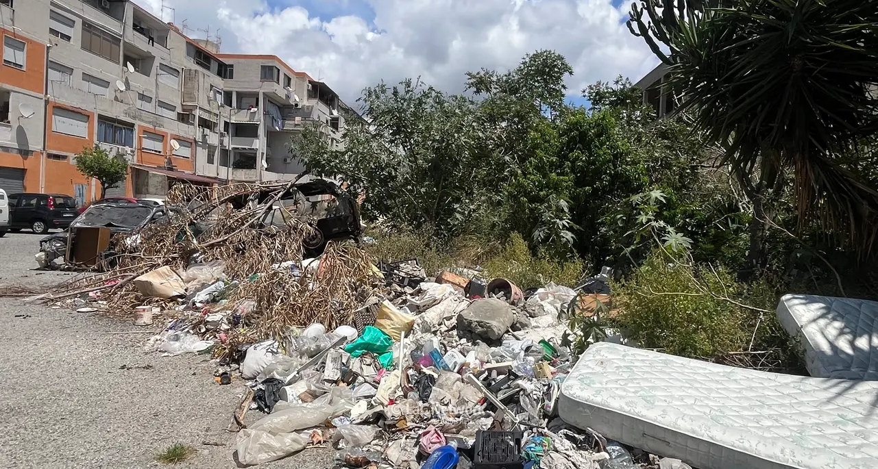 Rione Marconi a Reggio: rinasce l’area del parco urbano ma resta il degrado. Un cittadino presenta un esposto alla Procura\n