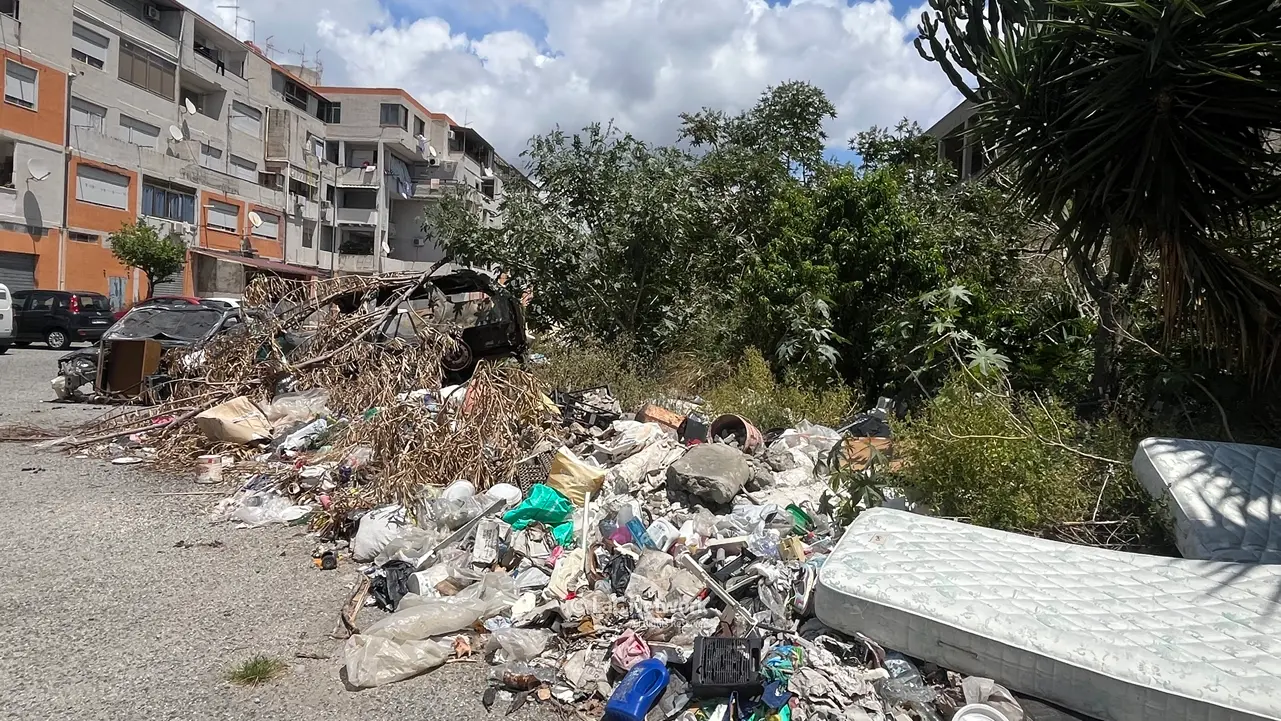 Rione Marconi a Reggio: rinasce l’area del parco urbano ma resta il degrado. Un cittadino presenta un esposto alla Procura\n