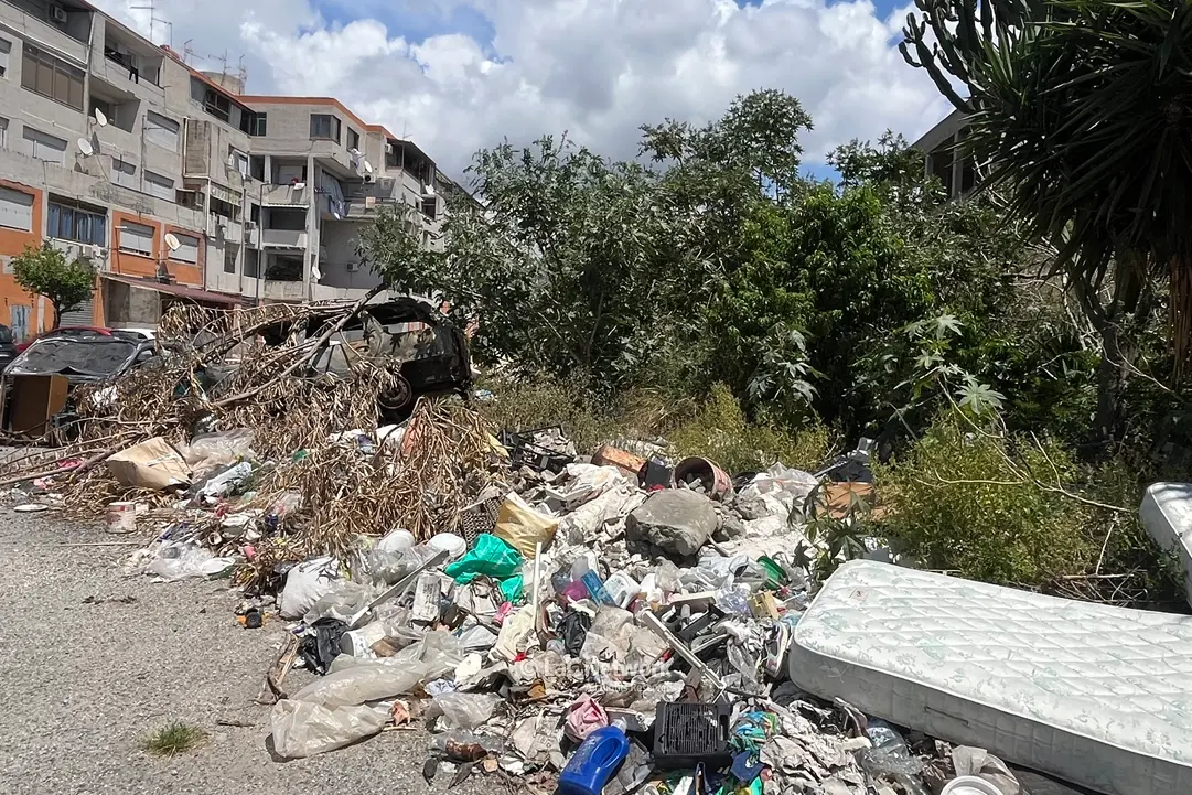 <p>Discarica a cielo aperto nel rione Marconi di Reggio Calabria</p>\\n