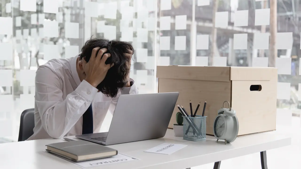 Il lavoro non c’è, i giovani partono: fotografia di un’Italia che invecchia e rallenta
