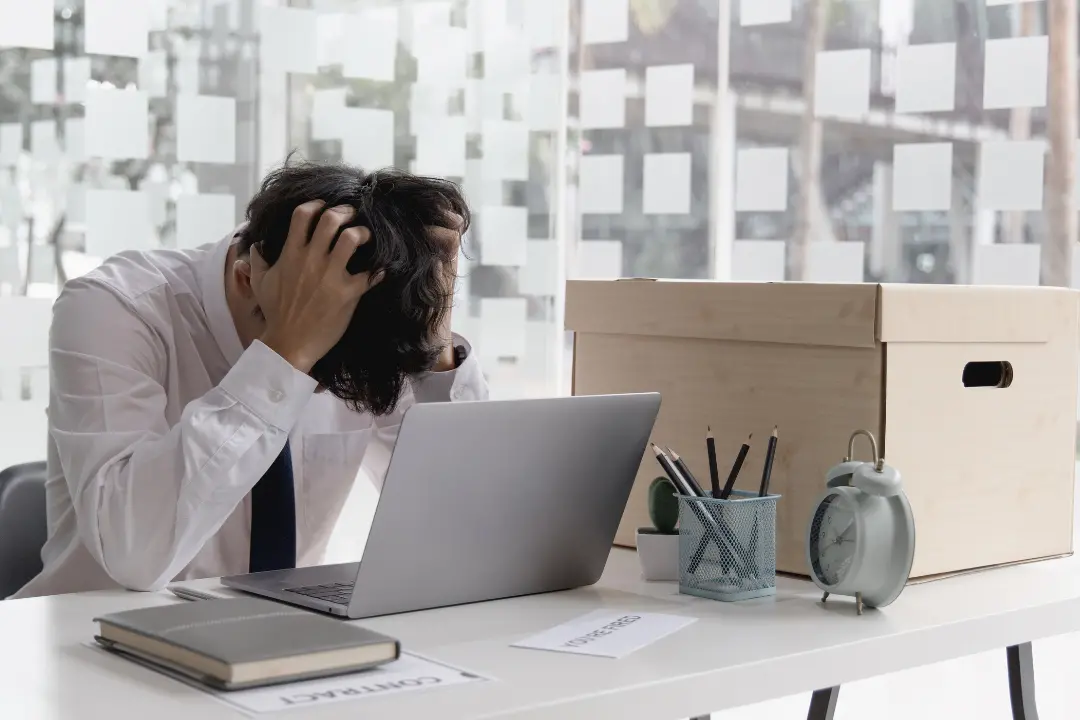 Il lavoro non c’è, i giovani partono: fotografia di un’Italia che invecchia e rallenta
