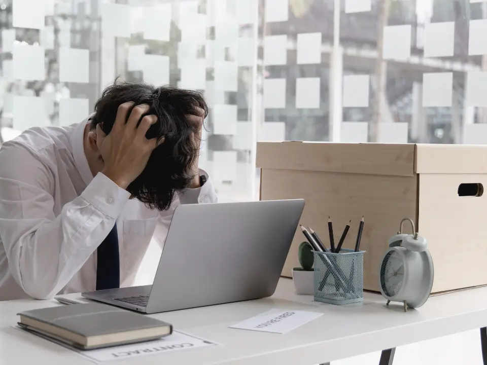 Il lavoro non c’è, i giovani partono: fotografia di un’Italia che invecchia e rallenta