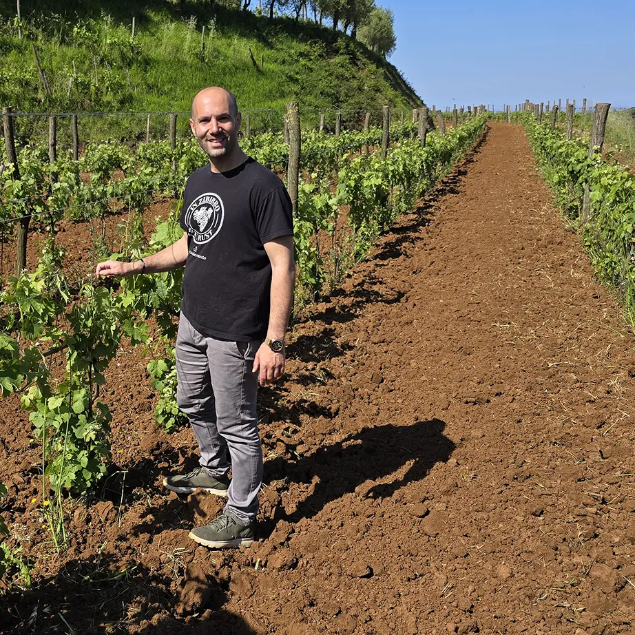 Il lungo cammino di uve e vini nel Mediterraneo: Giovanni Benvenuto e la riscoperta dello Zibibbo in Calabria\n