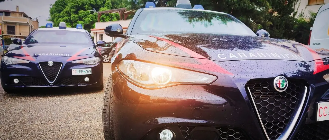 Incappucciati sparano numerosi colpi d’arma da fuoco contro un negozio di Rosarno, indagini in corso\n