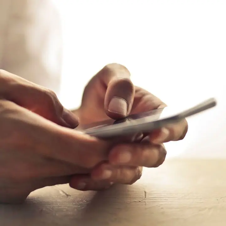 Smartphone vietato dai genitori, adolescente in crisi come un tossicodipendente: «Sembrava in astinenza»\n