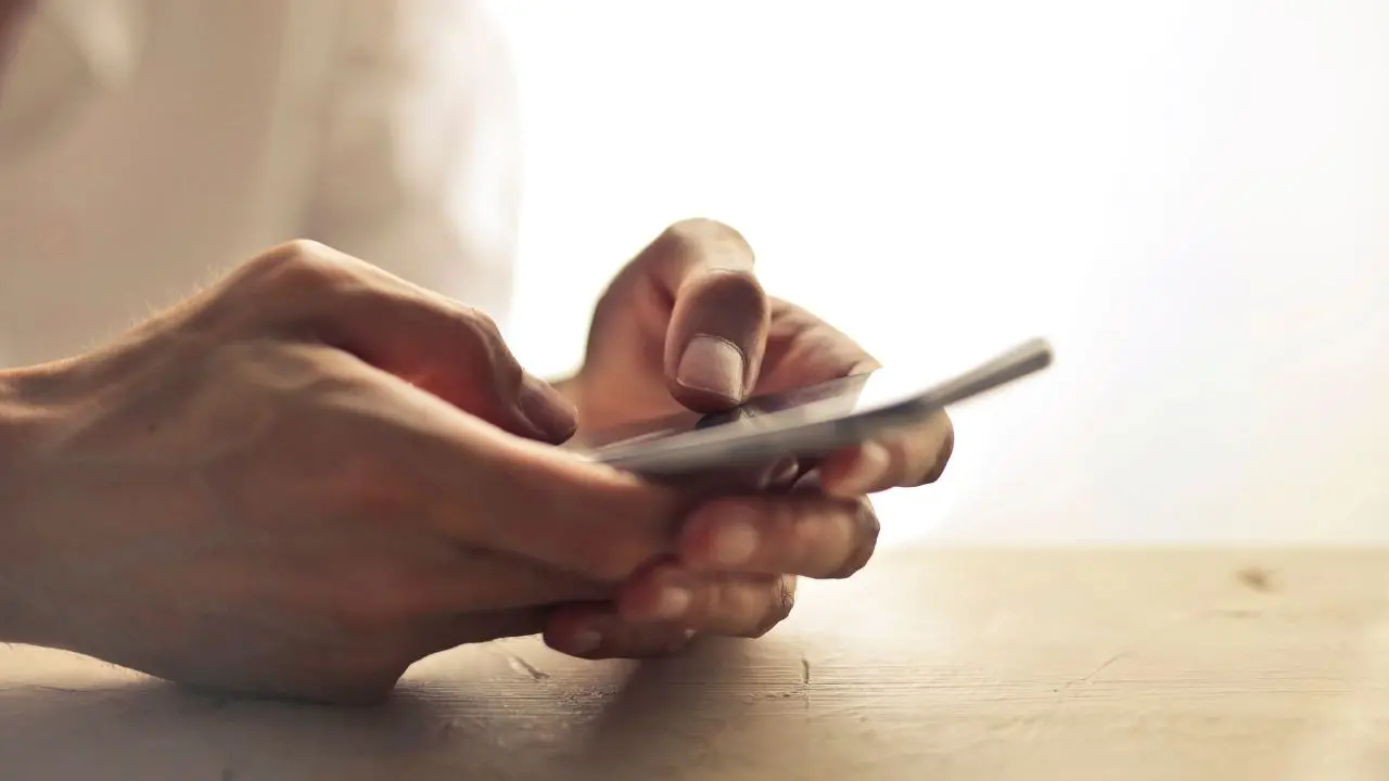 Smartphone vietato dai genitori, adolescente in crisi come un tossicodipendente: «Sembrava in astinenza»\n