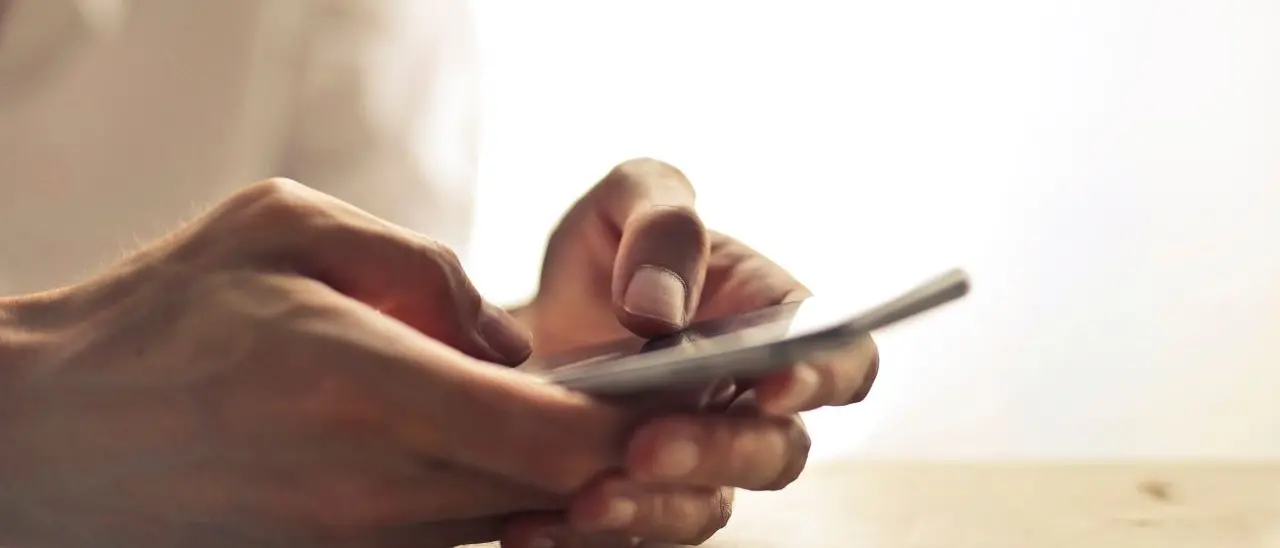 Smartphone vietato dai genitori, adolescente in crisi come un tossicodipendente: «Sembrava in astinenza»\n