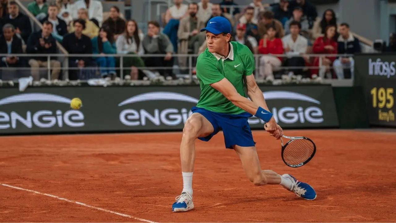 Tennis, Sinner recita perfetta a Parigi: annienta Lehecka e accede agli ottavi del Roland Garros\n