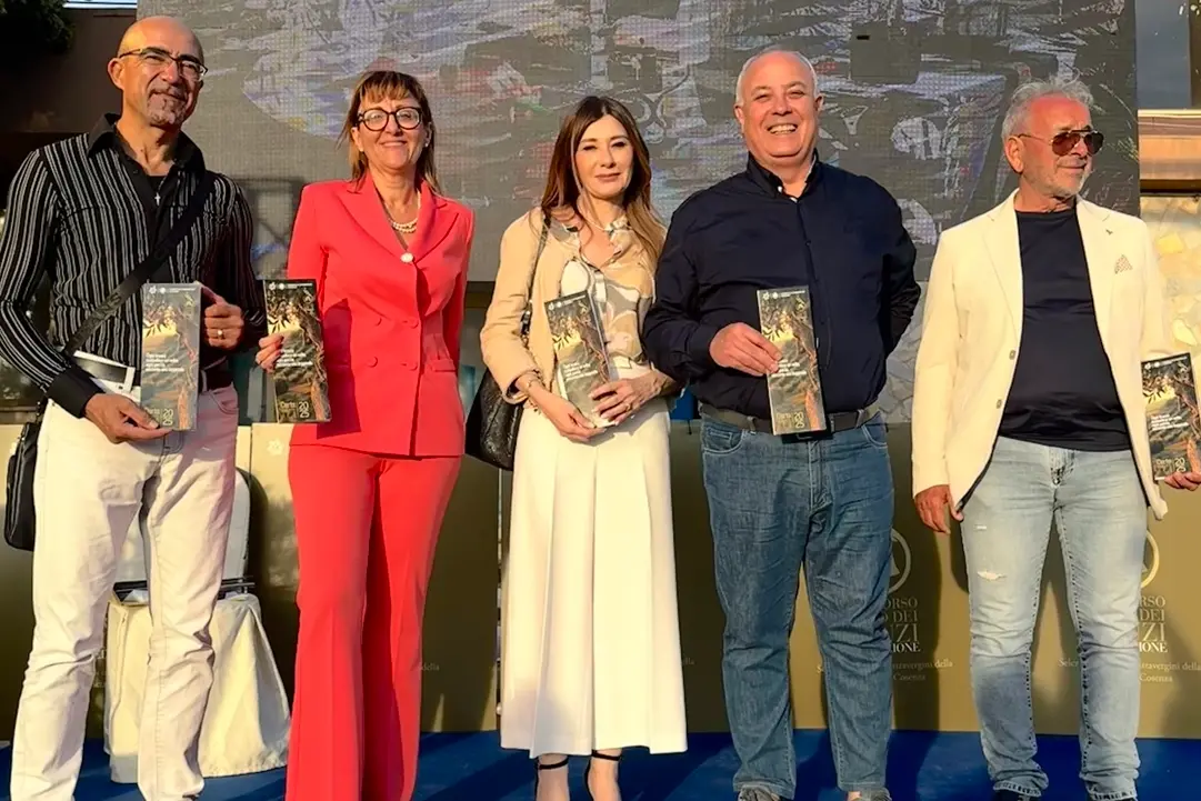 <p>Il presidente della Camera di Commercio di Cosenza Klaus Algieri con il segretario generale Erminia Giorno ed i titolari delle tre aziende produttrici di olio extravergine vincitrici nelle categorie fruttato intenso, fruttato medio e fruttato leggero</p>\\n