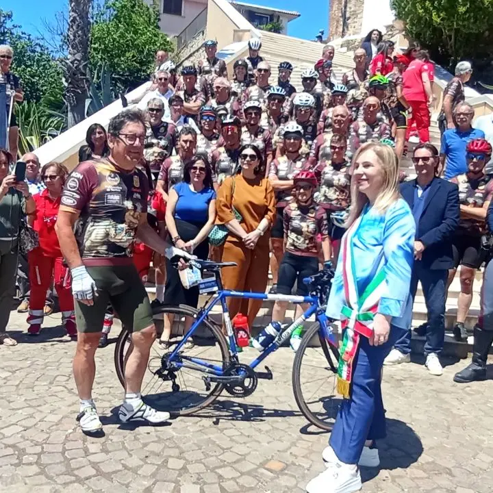 La “Corsa dei Tre Mari 2025” si chiude a Gioia Tauro. Il sindaco: «Promosse le nostre meraviglie»\n