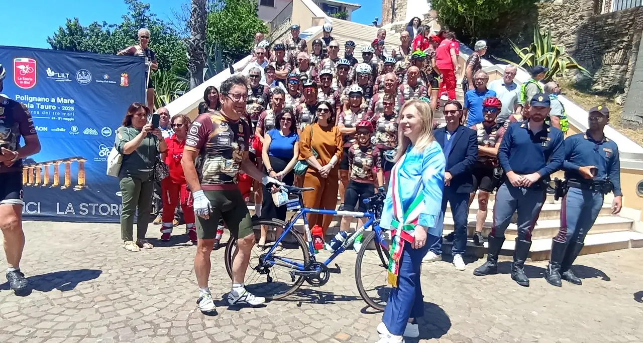 La “Corsa dei Tre Mari 2025” si chiude a Gioia Tauro. Il sindaco: «Promosse le nostre meraviglie»\n