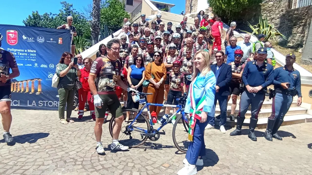 La “Corsa dei Tre Mari 2025” si chiude a Gioia Tauro. Il sindaco: «Promosse le nostre meraviglie»\n