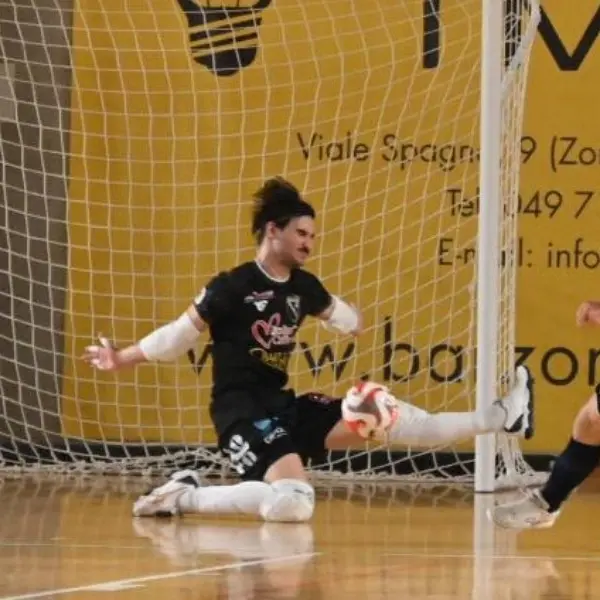 Calcio a 5, la Pirossigeno Cosenza cade nell’andata del play out: il primo round va a Petrarca, i lupi perdono 3-1\n