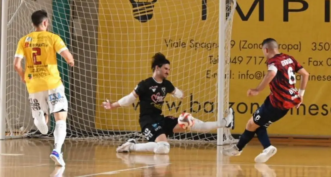 Calcio a 5, la Pirossigeno Cosenza cade nell’andata del play out: il primo round va a Petrarca, i lupi perdono 3-1\n