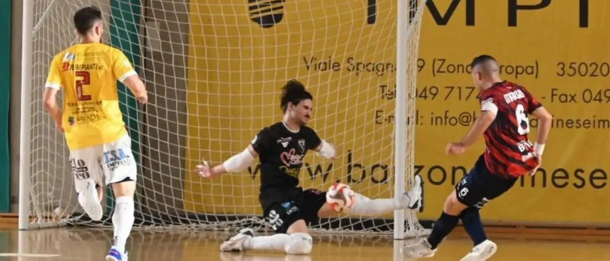 Calcio a 5, la Pirossigeno Cosenza cade nell’andata del play out: il primo round va a Petrarca, i lupi perdono 3-1\n