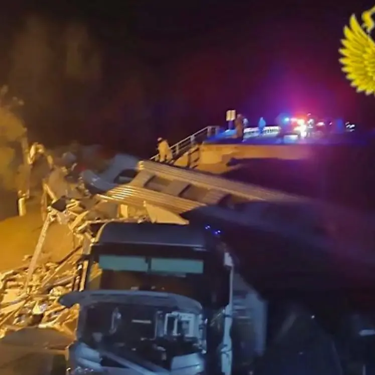 Russia, crollano due ponti al passaggio di treni: morti e feriti al confine con l’Ucraina\n
