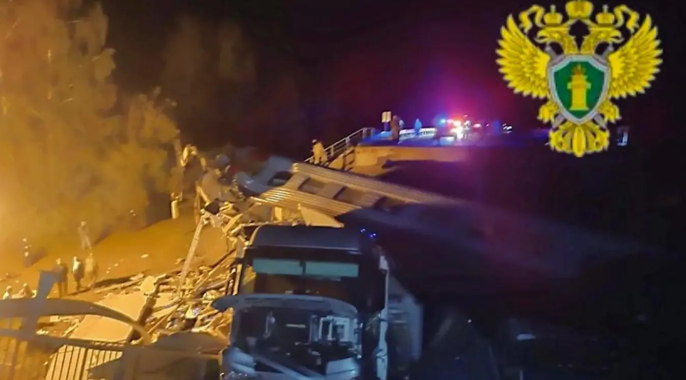 Russia, crollano due ponti al passaggio di treni: morti e feriti al confine con l’Ucraina\n