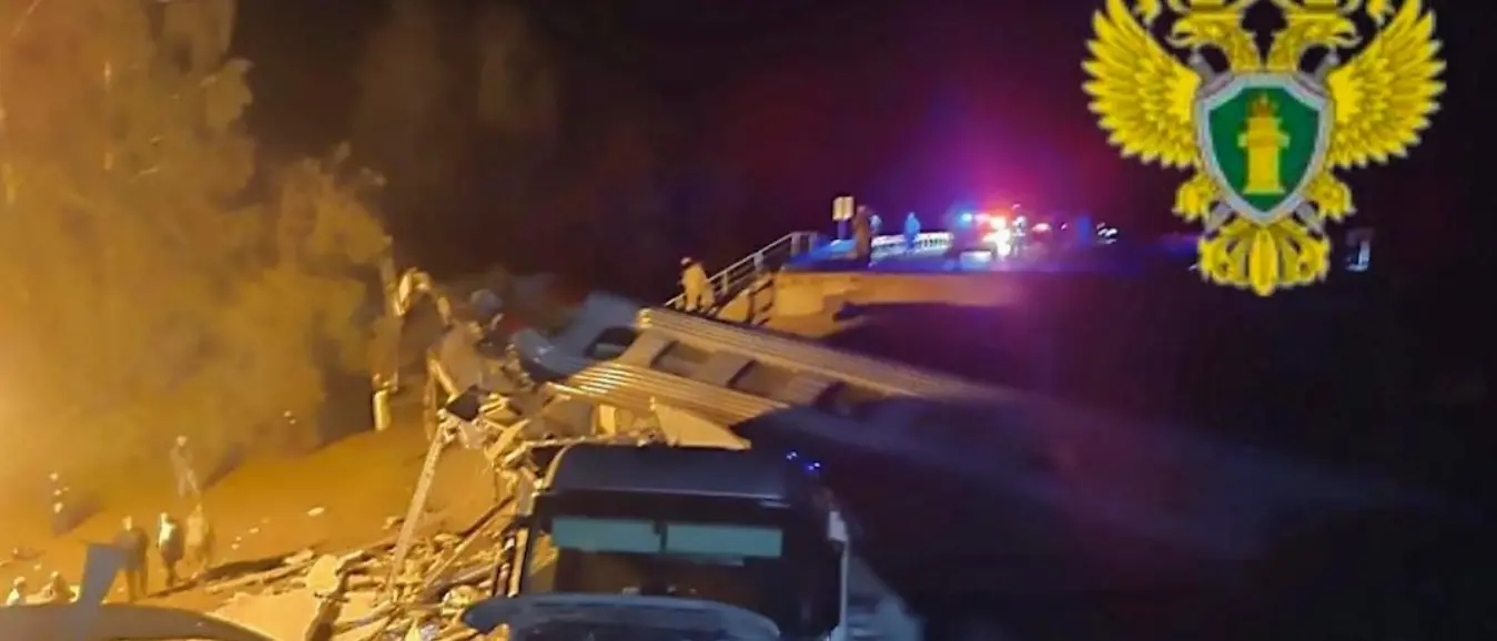 Russia, crollano due ponti al passaggio di treni: morti e feriti al confine con l’Ucraina\n