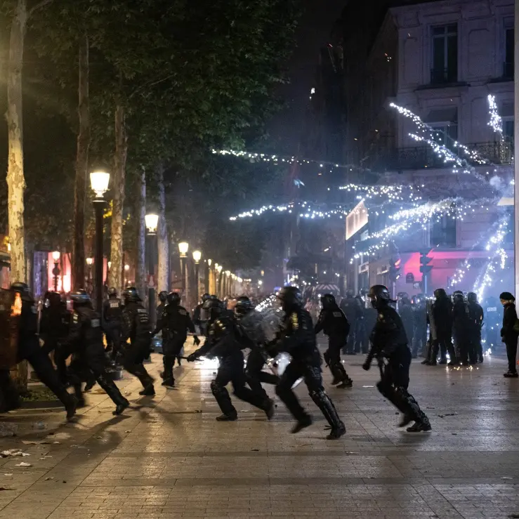 La notte folle di Parigi dopo il trionfo in Champions: quasi 300 arresti per atti di vandalismo. Morto un 17enne\n