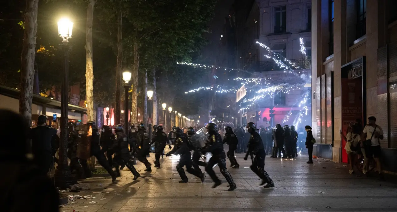La notte folle di Parigi dopo il trionfo in Champions: quasi 300 arresti per atti di vandalismo. Morto un 17enne\n