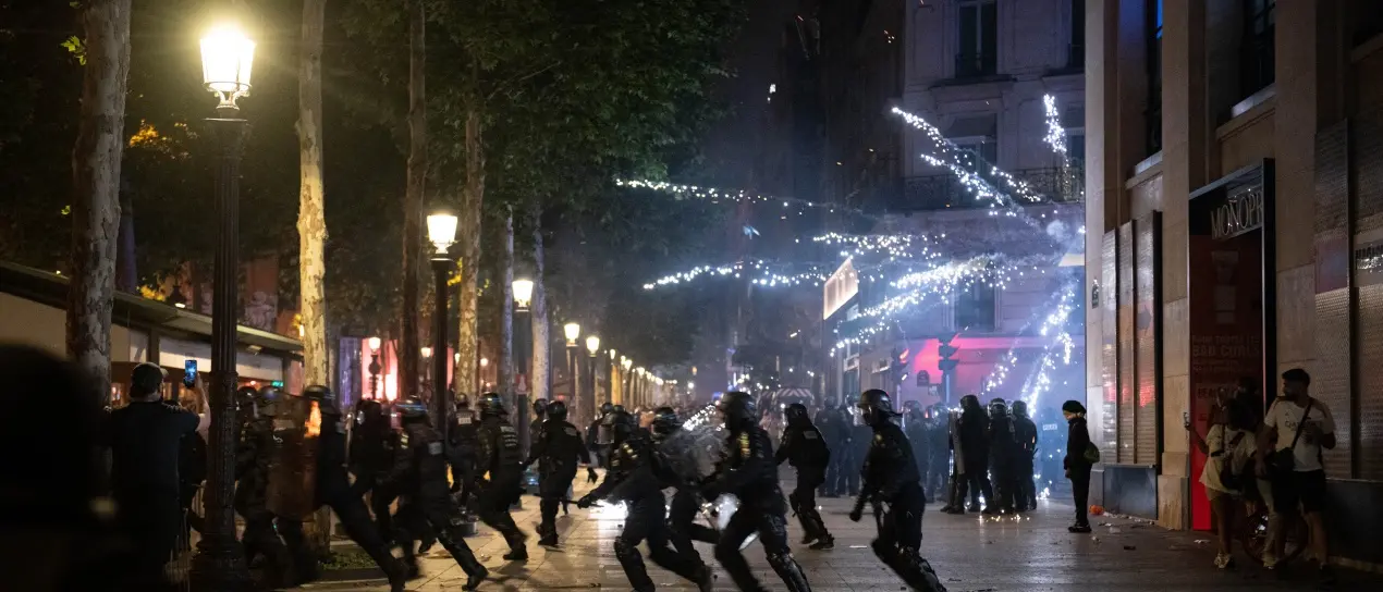 La notte folle di Parigi dopo il trionfo in Champions: quasi 300 arresti per atti di vandalismo. Morto un 17enne\n