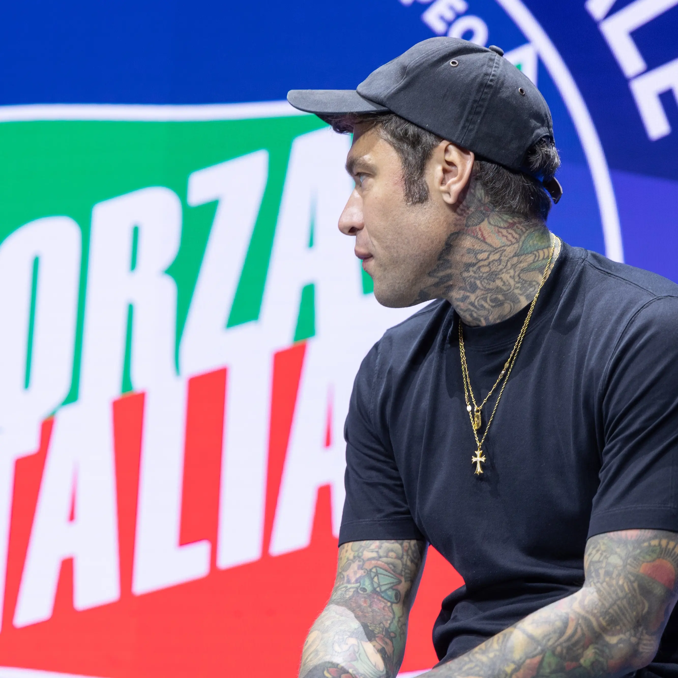Fedez si butta a destra e conquista Forza Italia: «La sinistra non dialoga. Berlusconi? Merita rispetto»\n
