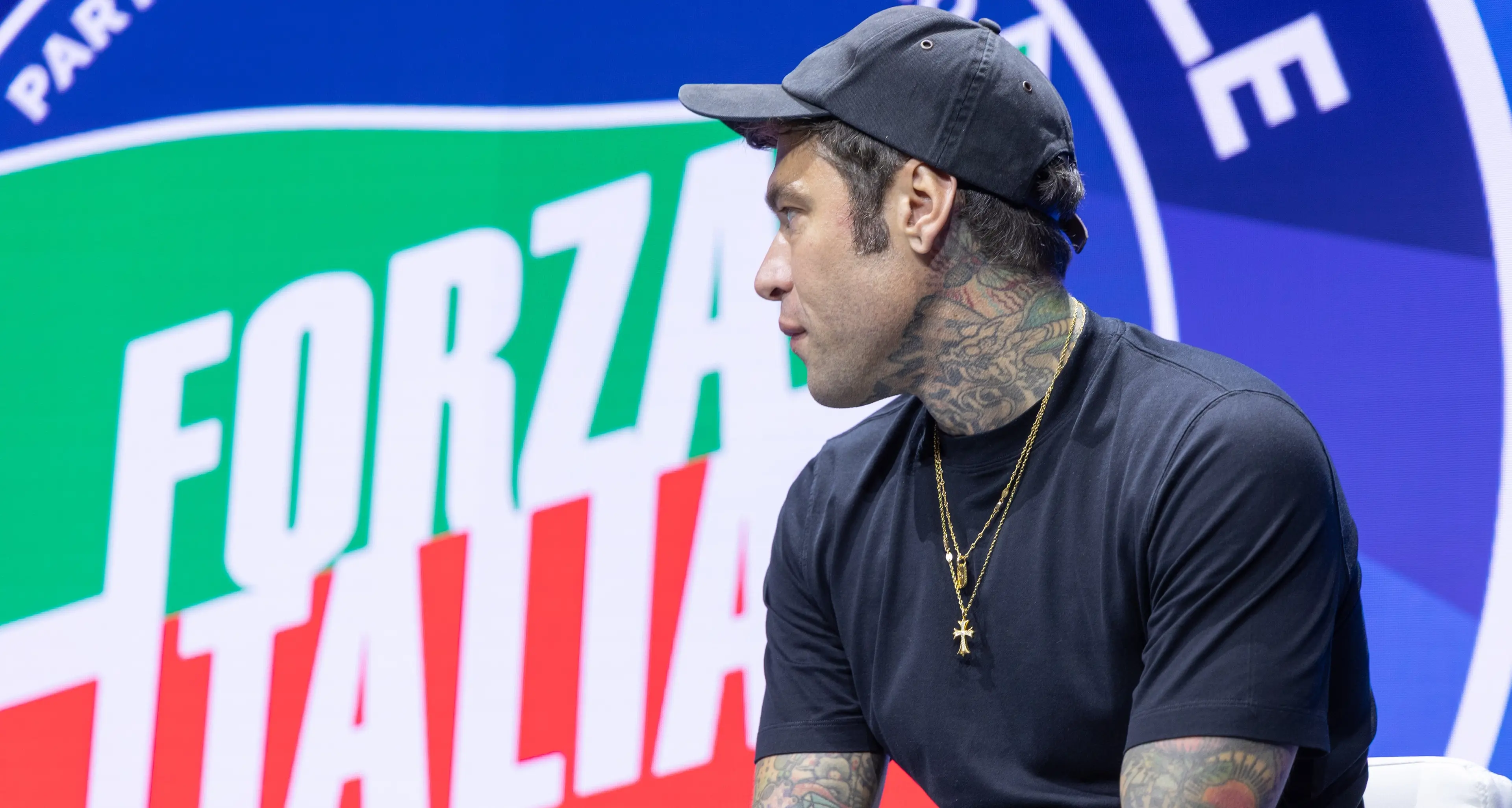 Fedez si butta a destra e conquista Forza Italia: «La sinistra non dialoga. Berlusconi? Merita rispetto»\n