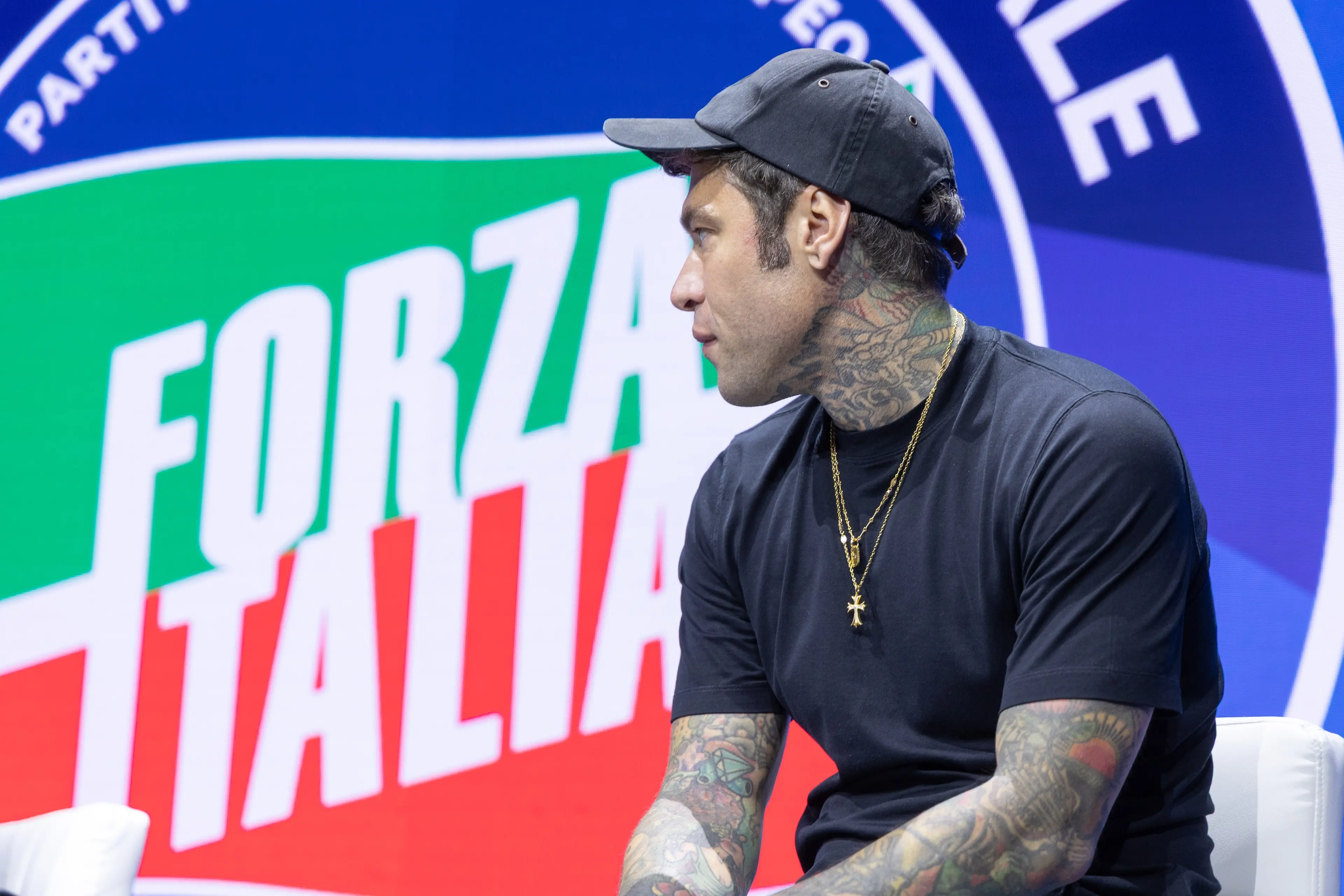 Fedez si butta a destra e conquista Forza Italia: «La sinistra non dialoga. Berlusconi? Merita rispetto»\n