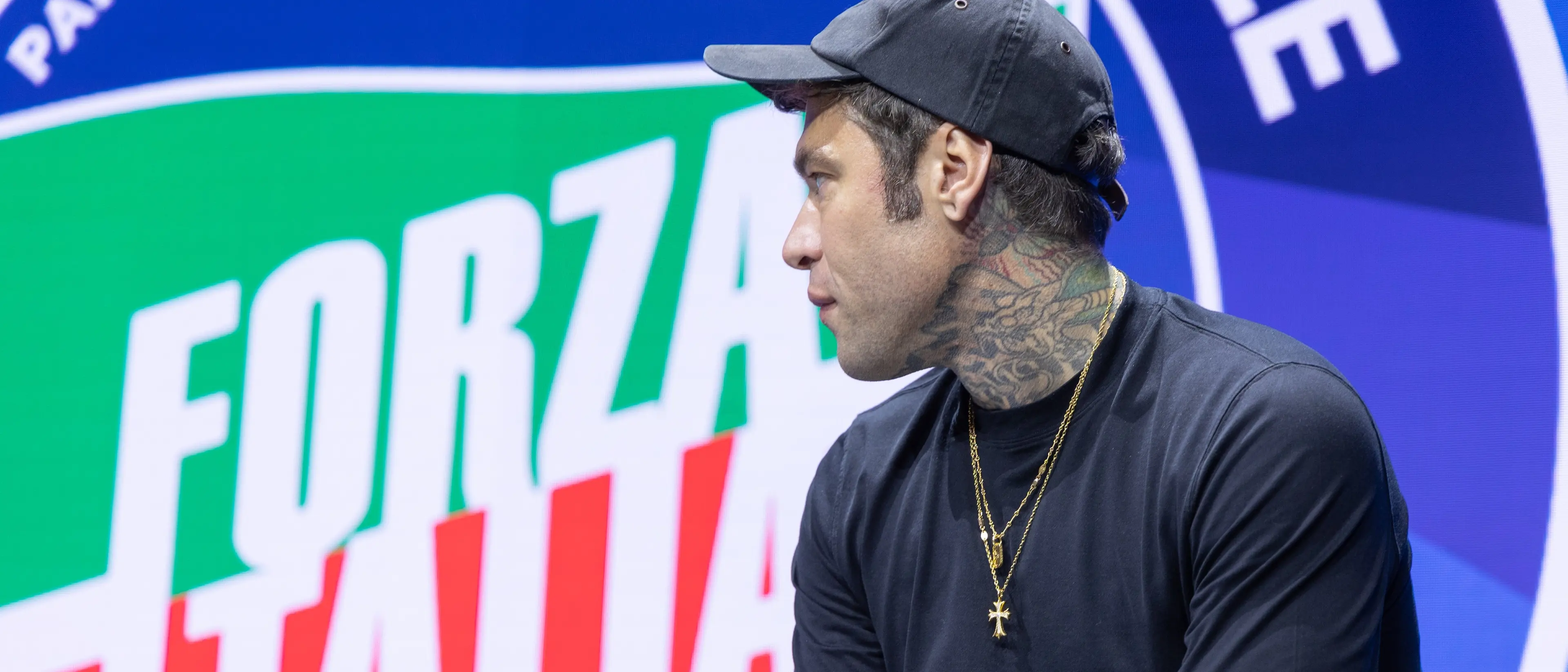 Fedez si butta a destra e conquista Forza Italia: «La sinistra non dialoga. Berlusconi? Merita rispetto»\n