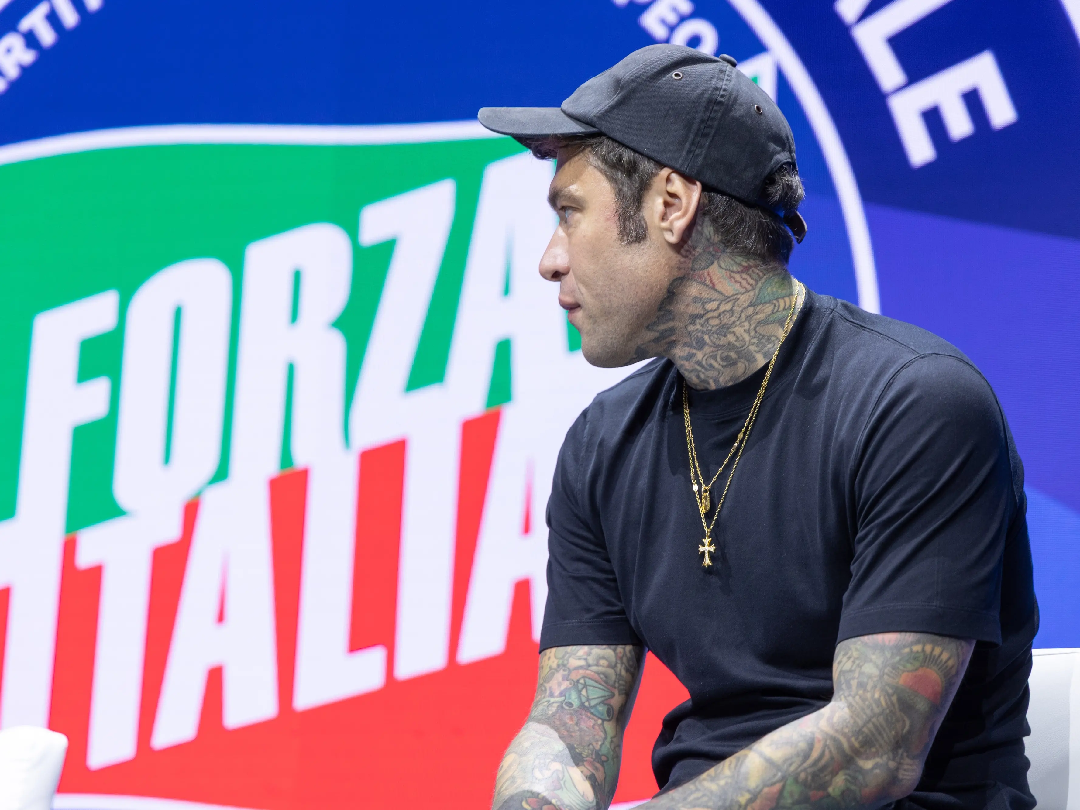 Fedez si butta a destra e conquista Forza Italia: «La sinistra non dialoga. Berlusconi? Merita rispetto»