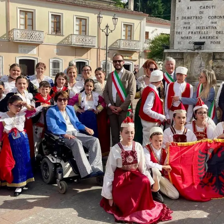 A San Demetrio Corone minoranze linguistiche in festa: la rassegna culturale folcloristica è un successo\n