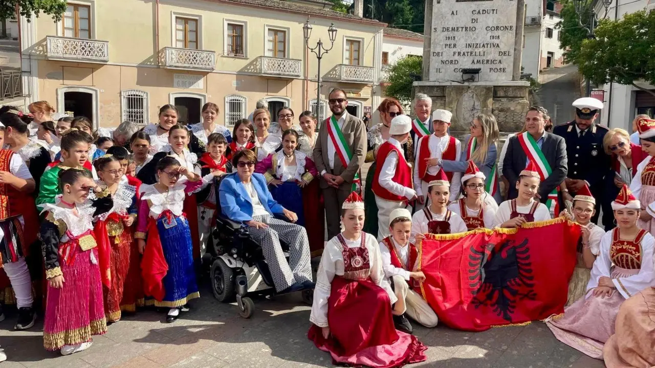 A San Demetrio Corone minoranze linguistiche in festa: la rassegna culturale folcloristica è un successo\n